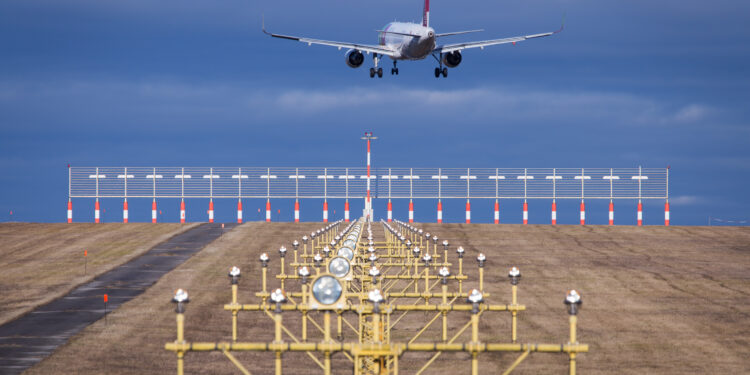 Awaryjne lądowanie w Gdańsku: Skuteczna akcja ratunkowa zapewnia bezpieczeństwo Wiadomości Awaryjne lądowanie w Gdańsku